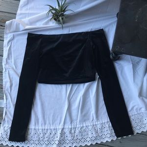 Off the shoulder velvet long sleeve🌸